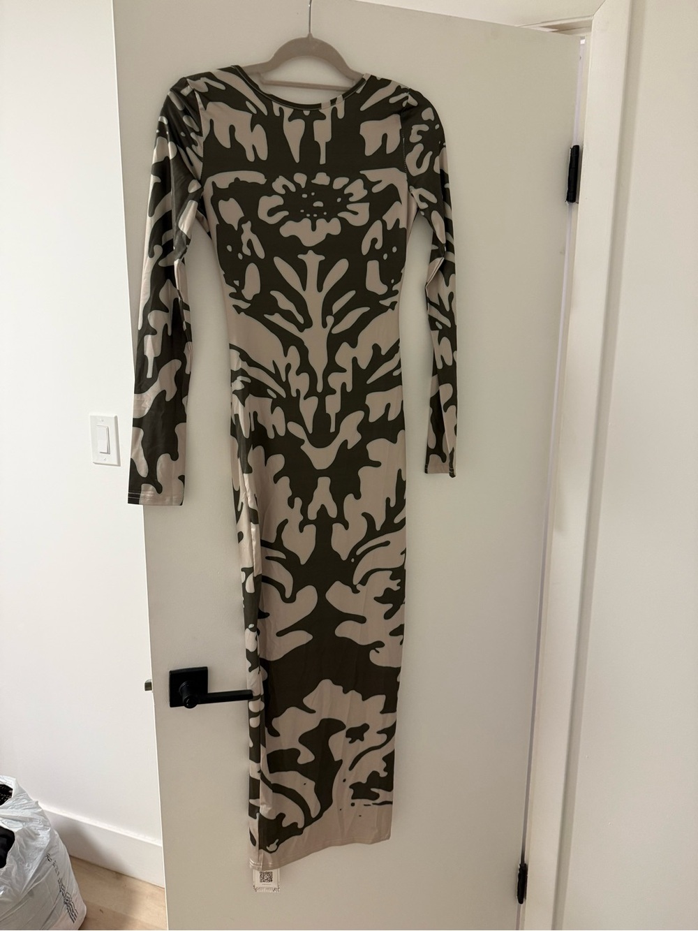 Backless Long-Sleeve Bodycon Dress in Olive & Beige